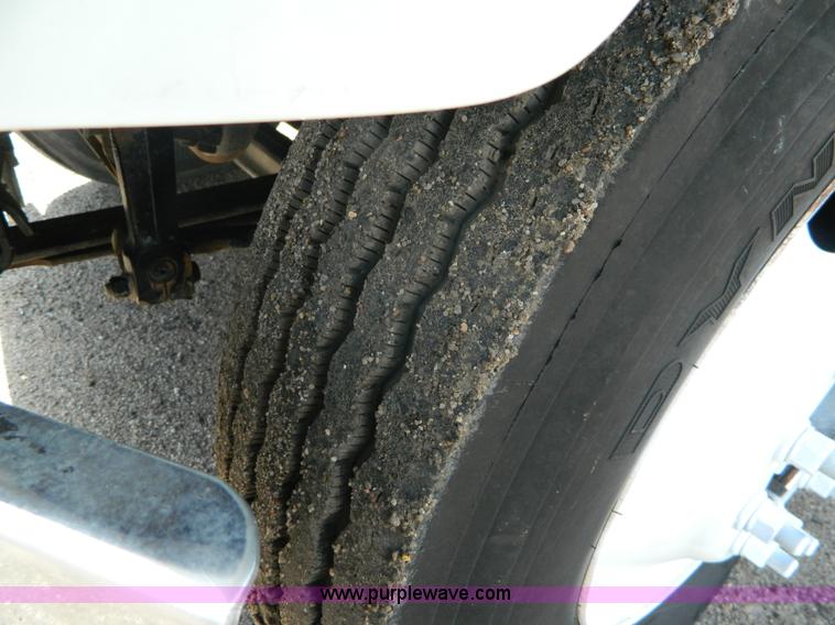 image for item K8073 2004 Mack CH613 semi truck