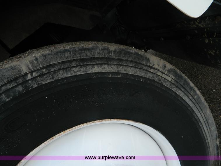 image for item K8073 2004 Mack CH613 semi truck