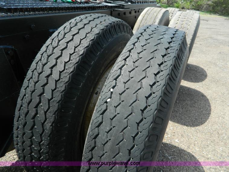 image for item K8073 2004 Mack CH613 semi truck