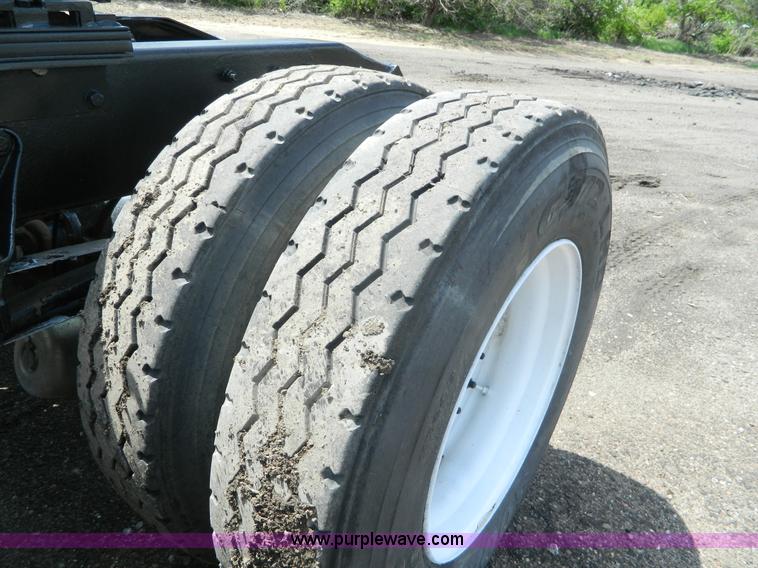 image for item K8073 2004 Mack CH613 semi truck