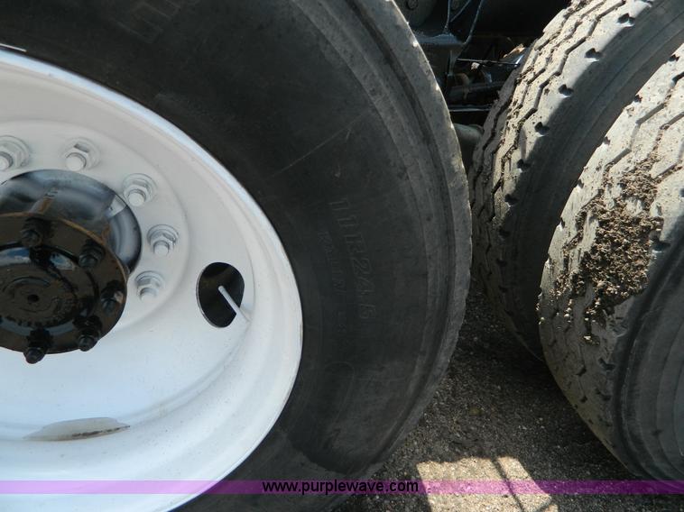 image for item K8073 2004 Mack CH613 semi truck