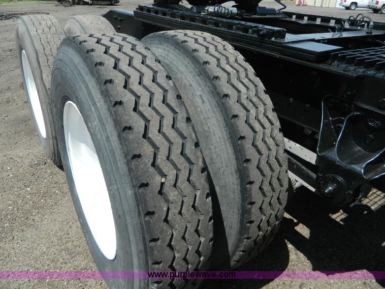 image for item K8073 2004 Mack CH613 semi truck