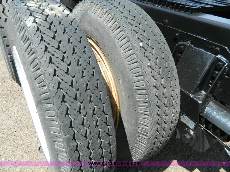 image for item K8073 2004 Mack CH613 semi truck