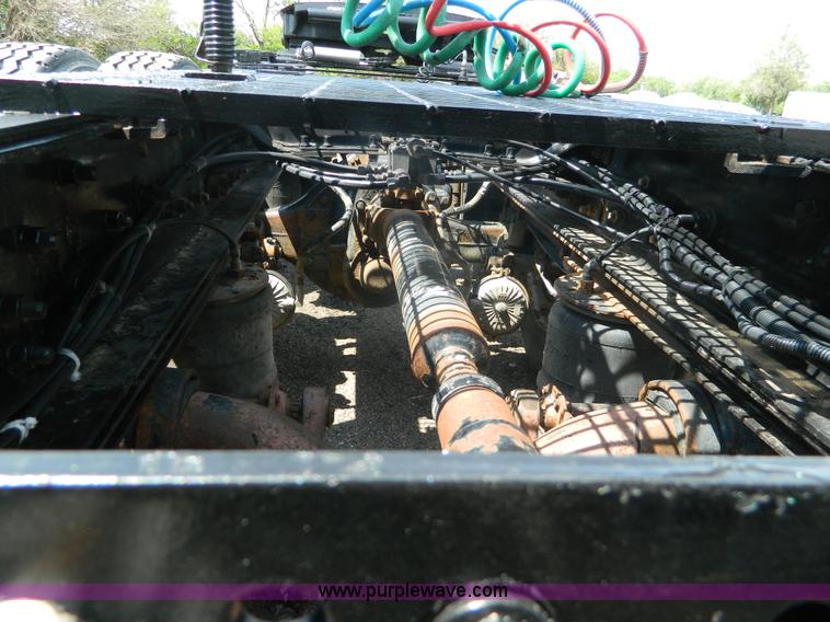 image for item K8073 2004 Mack CH613 semi truck