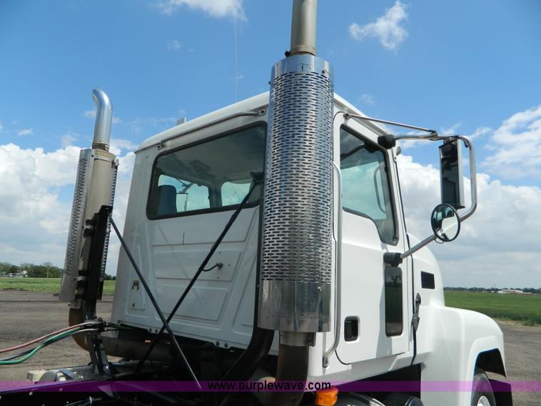 image for item K8073 2004 Mack CH613 semi truck