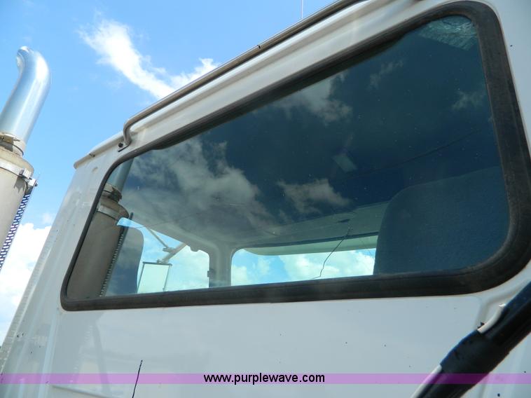 image for item K8073 2004 Mack CH613 semi truck