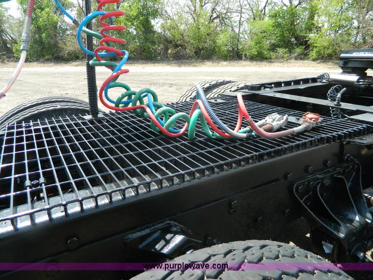 image for item K8073 2004 Mack CH613 semi truck