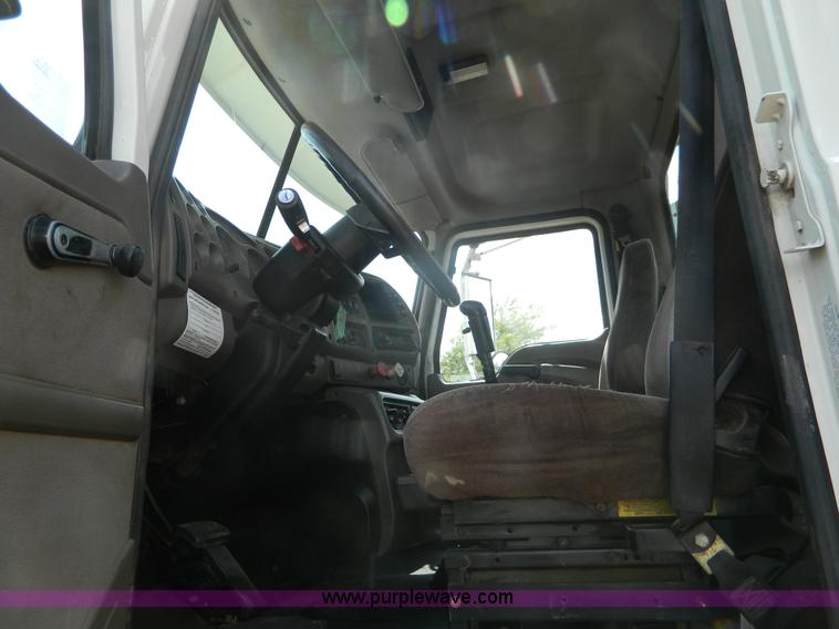 image for item K8073 2004 Mack CH613 semi truck