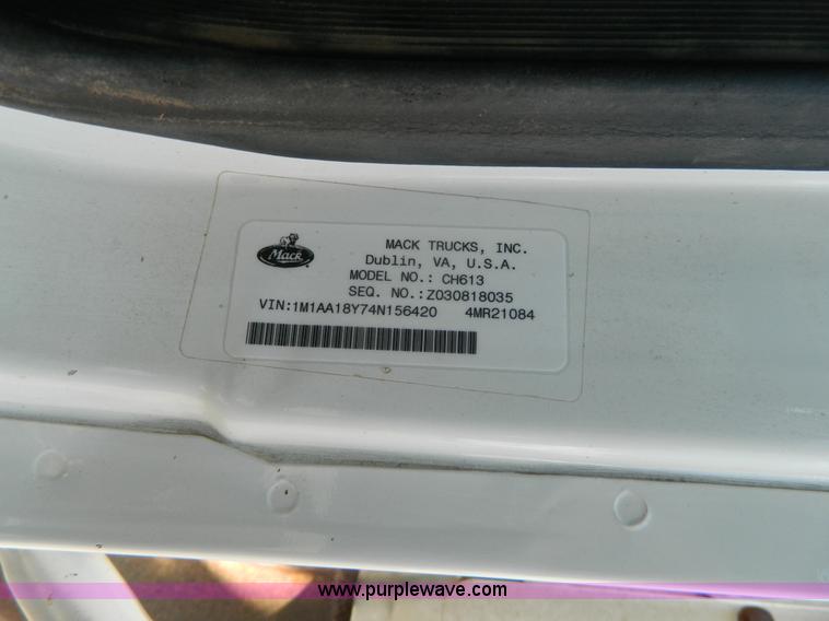 image for item K8073 2004 Mack CH613 semi truck