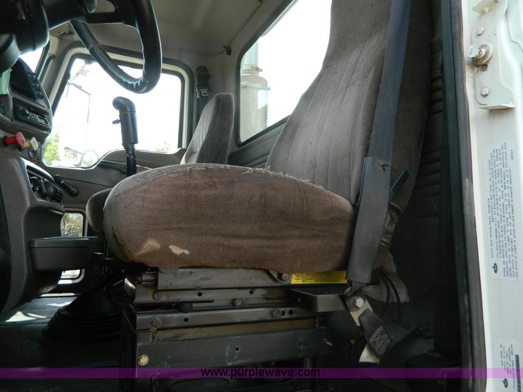 image for item K8073 2004 Mack CH613 semi truck