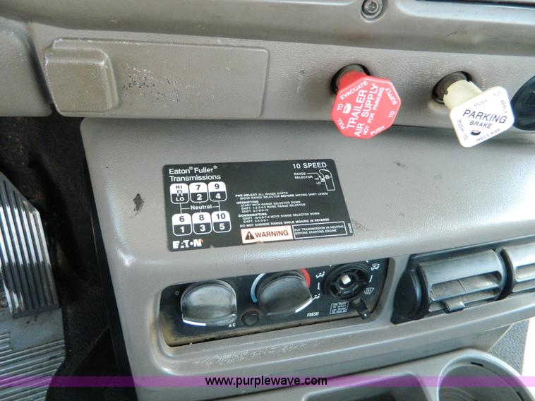 image for item K8073 2004 Mack CH613 semi truck