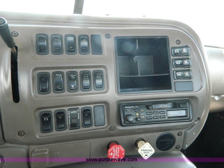 image for item K8073 2004 Mack CH613 semi truck