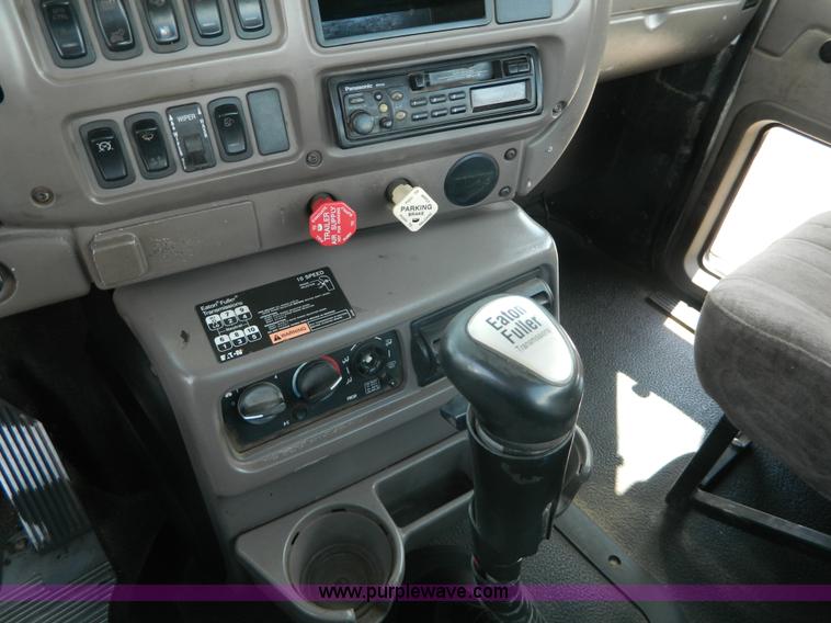 image for item K8073 2004 Mack CH613 semi truck