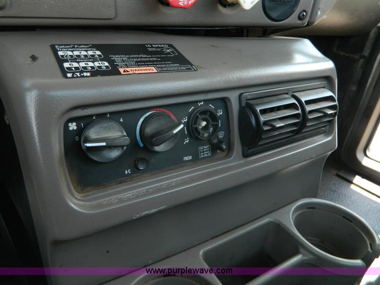 image for item K8073 2004 Mack CH613 semi truck