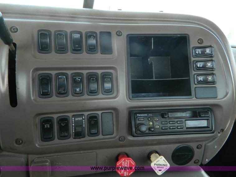 image for item K8073 2004 Mack CH613 semi truck