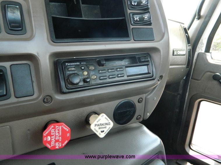 image for item K8073 2004 Mack CH613 semi truck