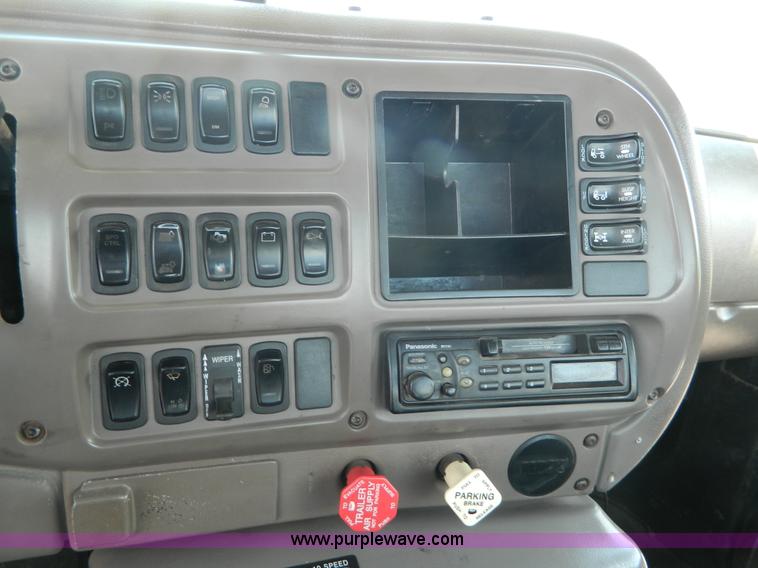 image for item K8073 2004 Mack CH613 semi truck