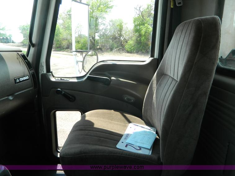 image for item K8073 2004 Mack CH613 semi truck