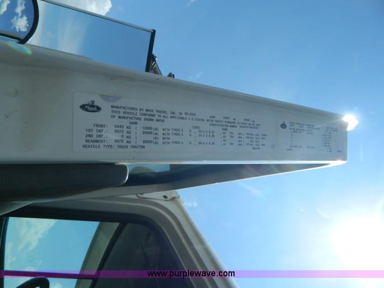 image for item K8073 2004 Mack CH613 semi truck