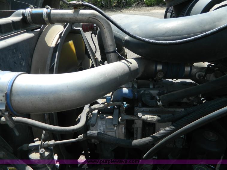 image for item K8073 2004 Mack CH613 semi truck