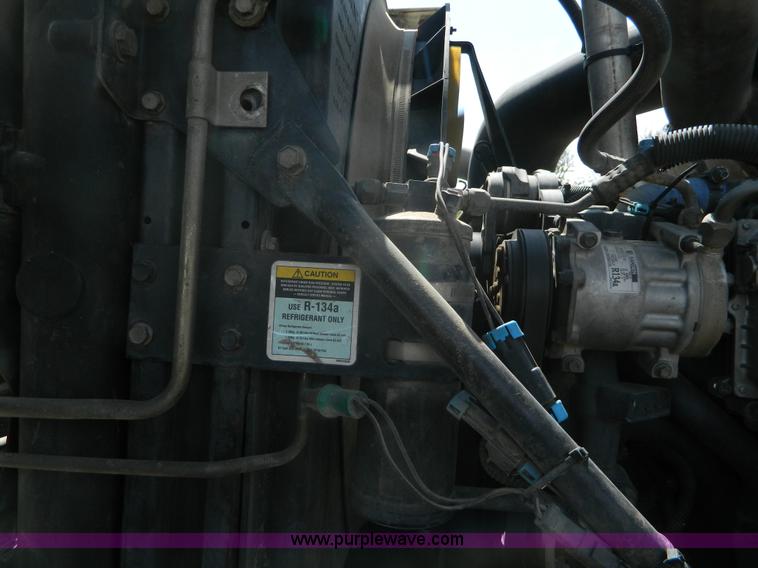 image for item K8073 2004 Mack CH613 semi truck