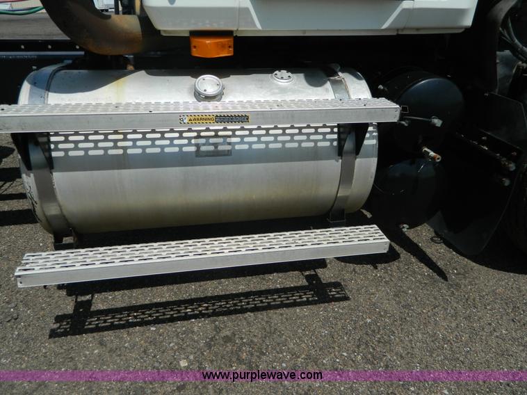 image for item K8073 2004 Mack CH613 semi truck