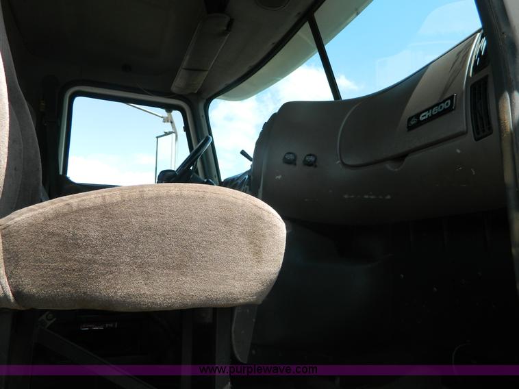 image for item K8073 2004 Mack CH613 semi truck