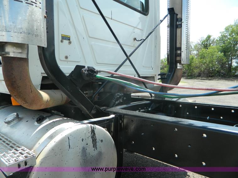 image for item K8073 2004 Mack CH613 semi truck