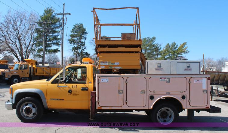 image for item K8767 1998 GMC Sierra 3500HD utility truck with scissor lift