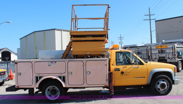 image for item K8767 1998 GMC Sierra 3500HD utility truck with scissor lift