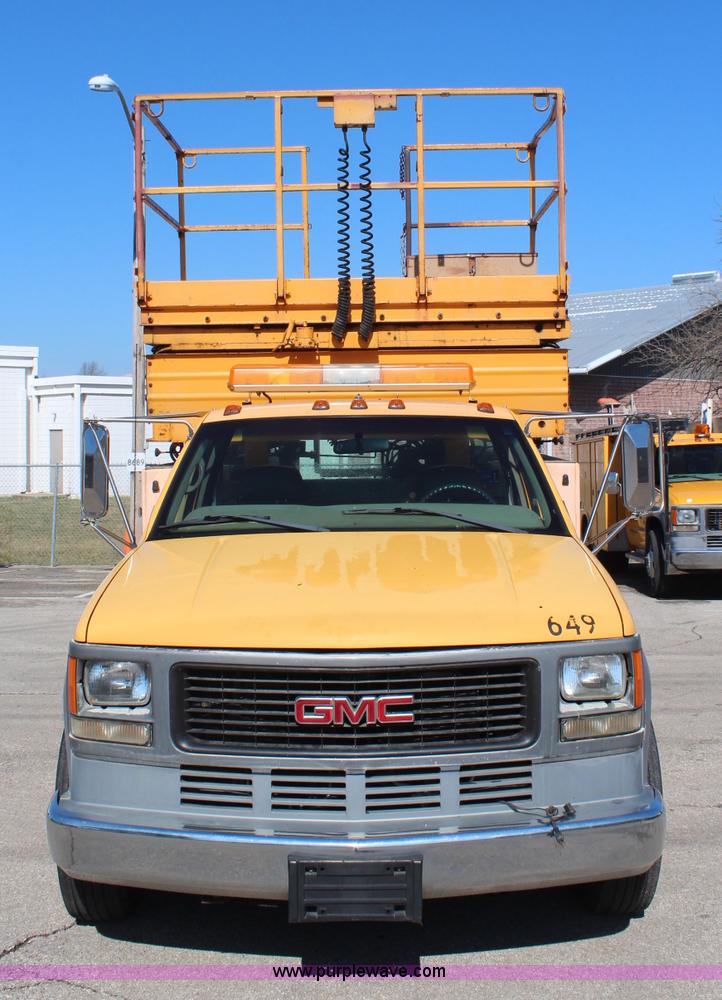 image for item K8767 1998 GMC Sierra 3500HD utility truck with scissor lift