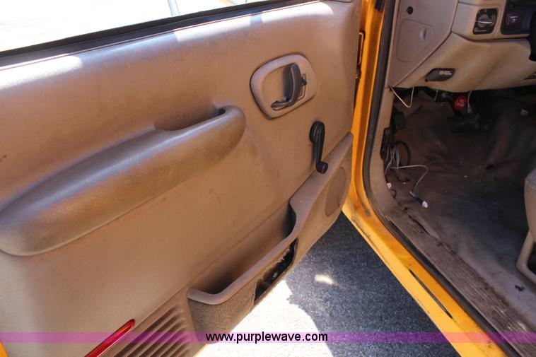 image for item K8767 1998 GMC Sierra 3500HD utility truck with scissor lift