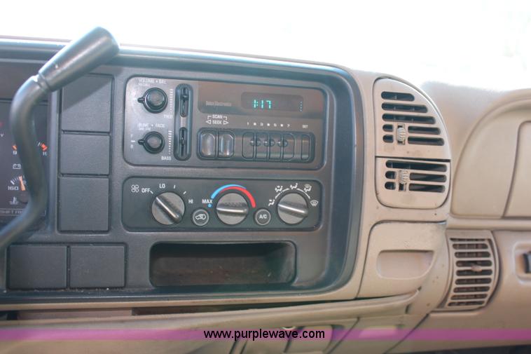 image for item K8767 1998 GMC Sierra 3500HD utility truck with scissor lift