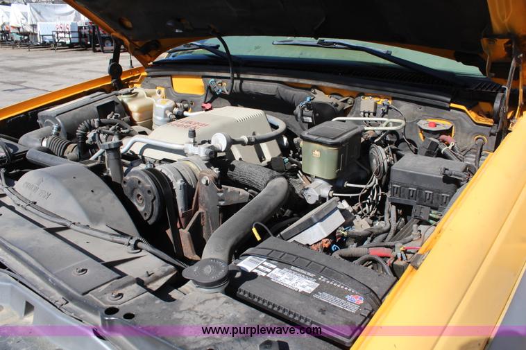 image for item K8767 1998 GMC Sierra 3500HD utility truck with scissor lift