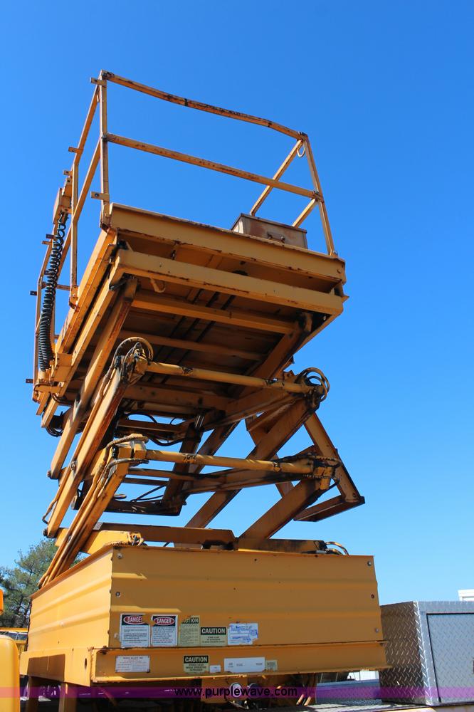 image for item K8767 1998 GMC Sierra 3500HD utility truck with scissor lift