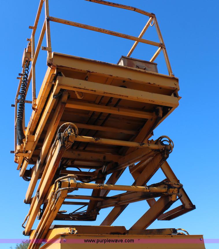 image for item K8767 1998 GMC Sierra 3500HD utility truck with scissor lift