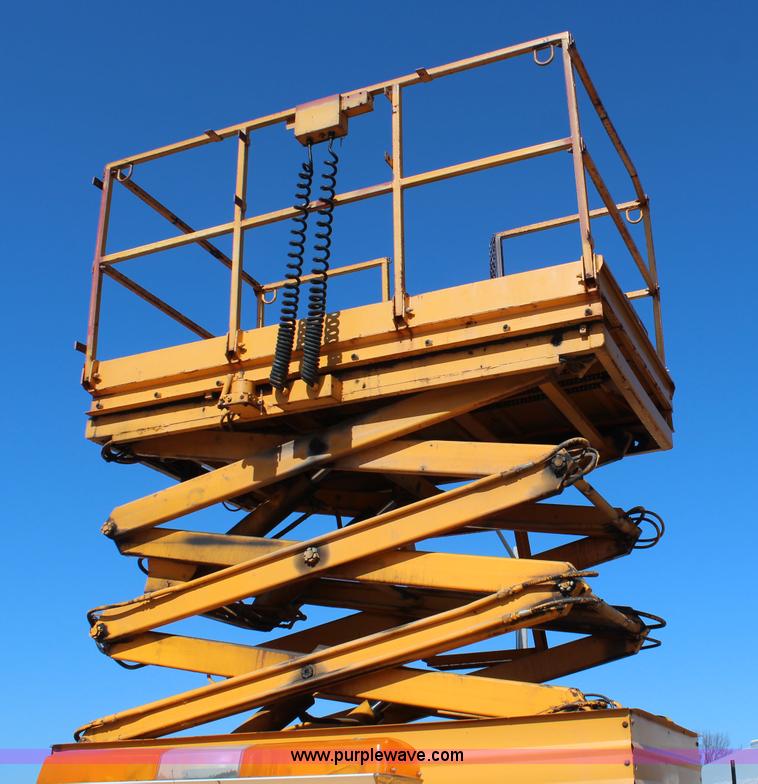 image for item K8767 1998 GMC Sierra 3500HD utility truck with scissor lift