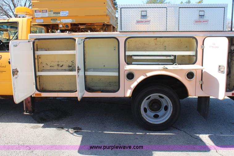 image for item K8767 1998 GMC Sierra 3500HD utility truck with scissor lift