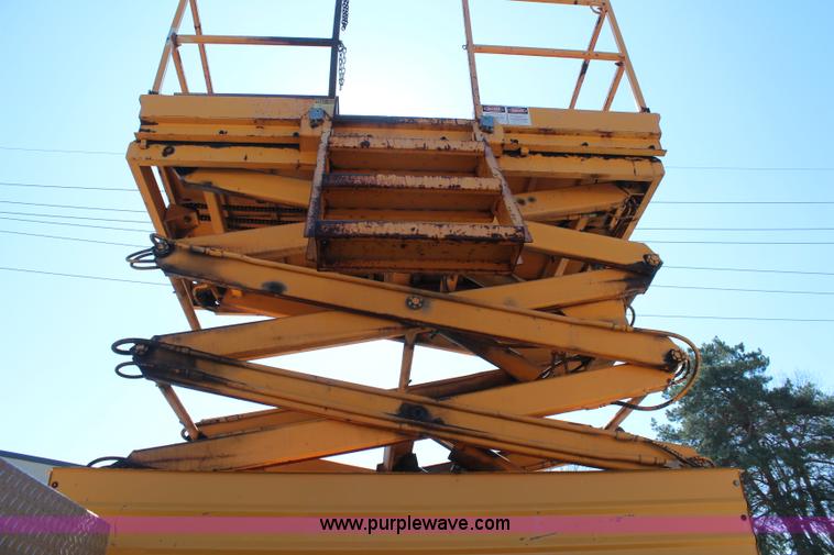 image for item K8767 1998 GMC Sierra 3500HD utility truck with scissor lift