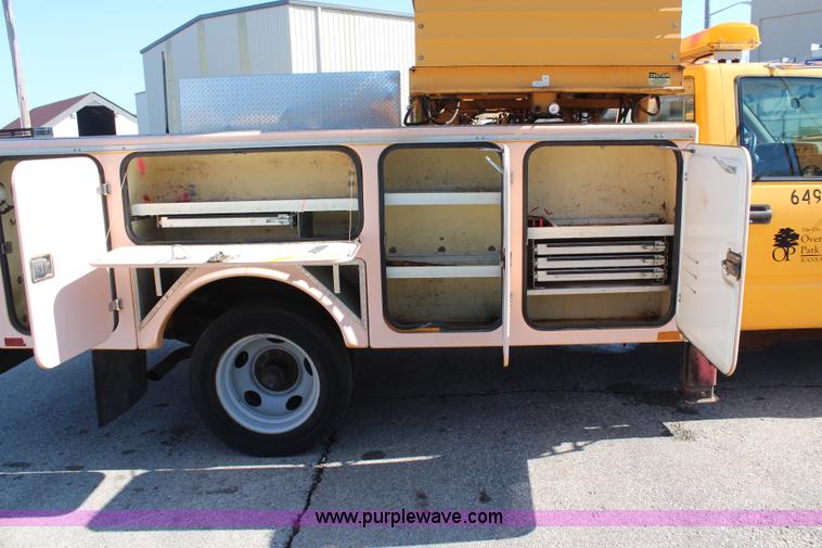 image for item K8767 1998 GMC Sierra 3500HD utility truck with scissor lift