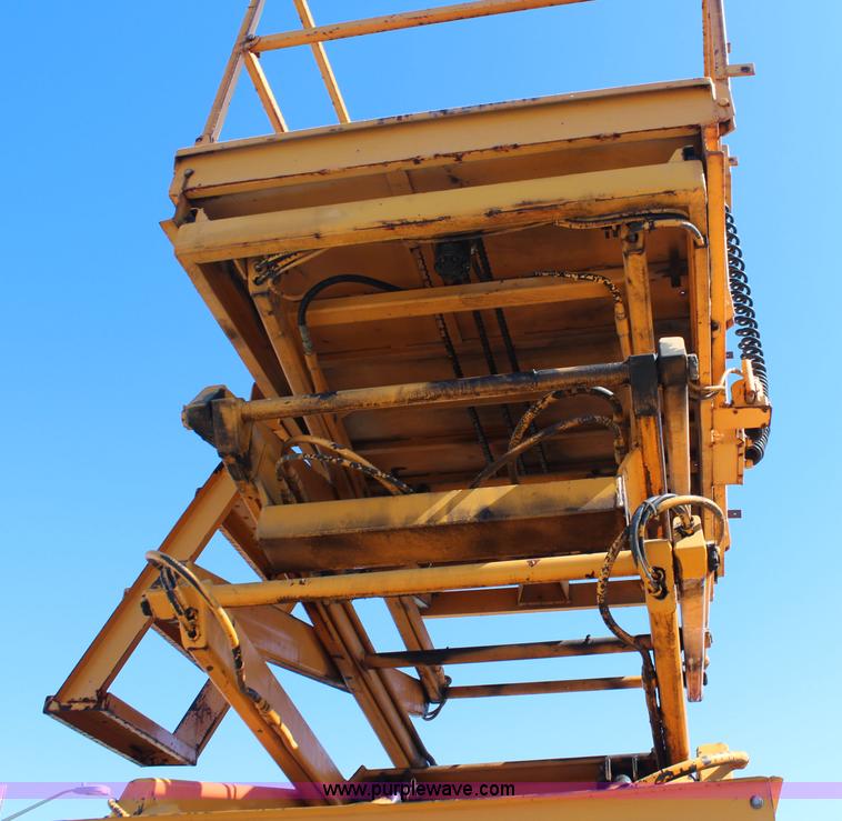 image for item K8767 1998 GMC Sierra 3500HD utility truck with scissor lift