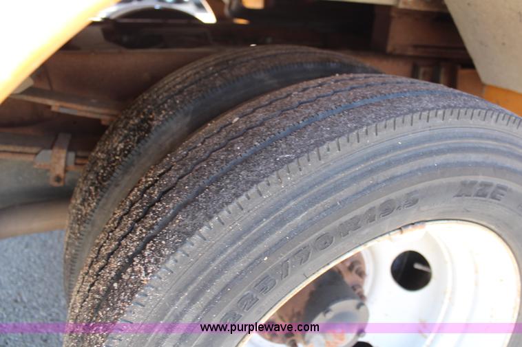 image for item K8767 1998 GMC Sierra 3500HD utility truck with scissor lift