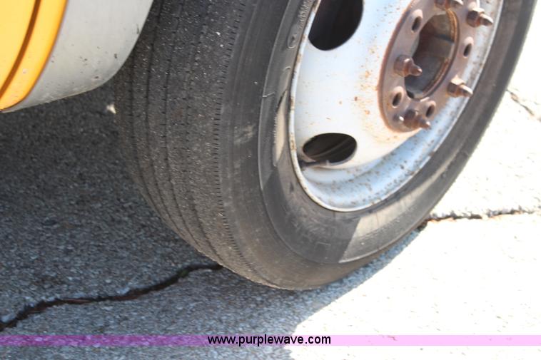 image for item K8767 1998 GMC Sierra 3500HD utility truck with scissor lift