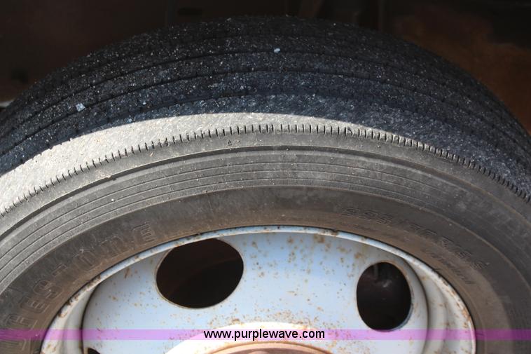 image for item K8767 1998 GMC Sierra 3500HD utility truck with scissor lift