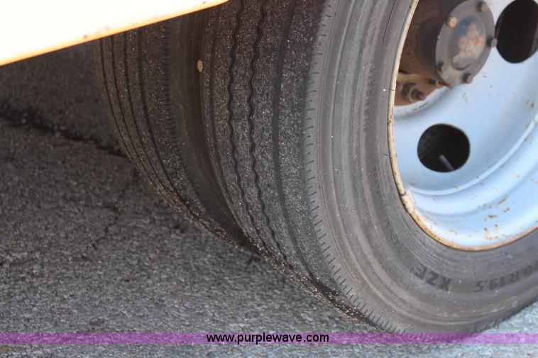 image for item K8767 1998 GMC Sierra 3500HD utility truck with scissor lift