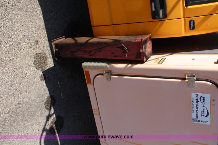 image for item K8767 1998 GMC Sierra 3500HD utility truck with scissor lift