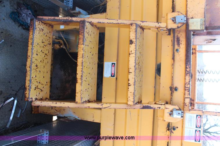 image for item K8767 1998 GMC Sierra 3500HD utility truck with scissor lift