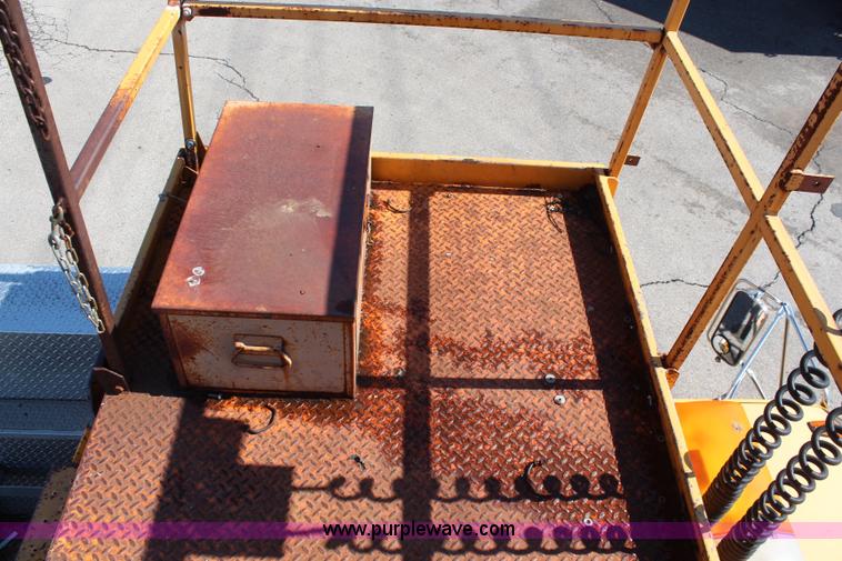 image for item K8767 1998 GMC Sierra 3500HD utility truck with scissor lift