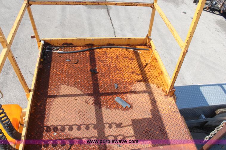 image for item K8767 1998 GMC Sierra 3500HD utility truck with scissor lift