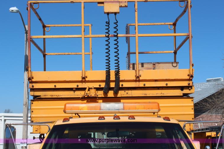 image for item K8767 1998 GMC Sierra 3500HD utility truck with scissor lift